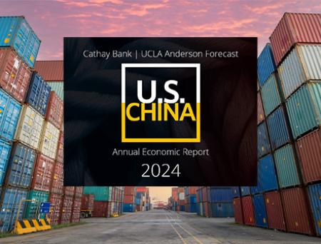 Un logotipo de UCLA Anderson Forecast entre Estados Unidos y China flota sobre una imagen de fondo de un cielo iluminado de color rosa sobre contenedores de envío frente a un puerto de Estados Unidos.