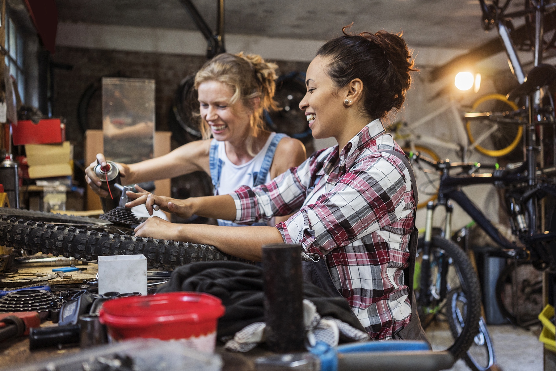兩位女士在工作室修理自行車