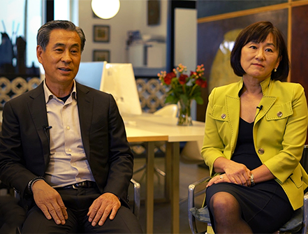 Youngwoo & Associates的Young S. Woo和Margarette Lee在他们的办公室接受采访。