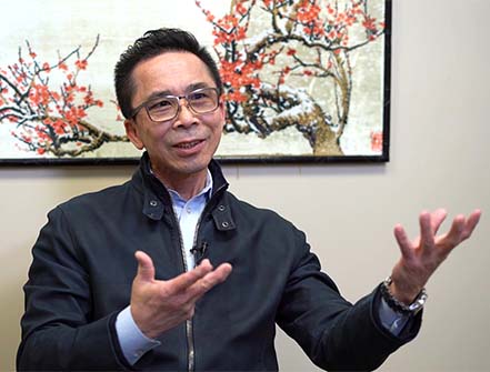Canton Food的总裁及首席执行官Cho W. Kwan在他的办公室接受采访。