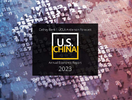 El logotipo de Cathay Bank y UCLA Anderson Forecast for the U.S.-China Economic Report para 2023 se encuentra en una imagen de un mapa mundial con diseño numérico.