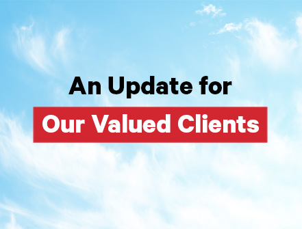 Señalización con un cielo soleado y lleno de nubes con un mensaje del Cathay Bank que indica que hay una actualización para nuestros valiosos clientes.