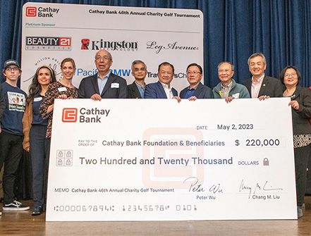 Cathay Bank entrega un cheque de $220,000 a representantes de organizaciones locales sin fines de lucro que se beneficiarán de los fondos recaudados en el torneo de golf del banco.