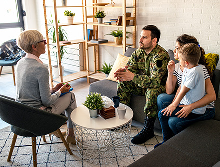 一位商業顧問與一位退伍軍人及其家人會面，討論商業機會和為小企業主提供的特殊計劃。