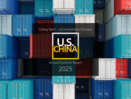 Un logotipo de UCLA Anderson Forecast entre Estados Unidos y China flota sobre contenedores de envío frente a un puerto de Estados Unidos.