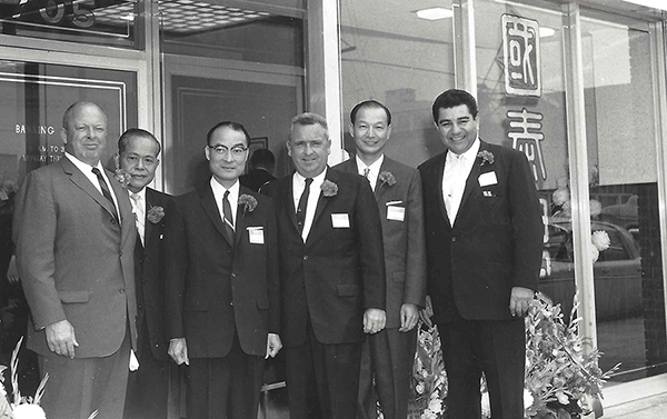 Gran inauguración de Cathay Bank en 1962, Chinatown, Los Ángeles.
George Ching (segundo a la derecha)