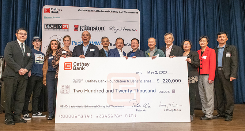 Cathay Bank entrega un cheque de $220,000 a representantes de organizaciones locales sin fines de lucro que se beneficiarán de los fondos recaudados en el torneo de golf del banco.