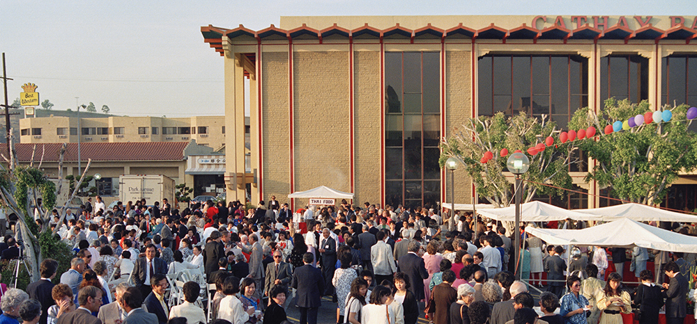 国泰银行于1987年在洛杉矶华埠的总部庆祝成立25周年