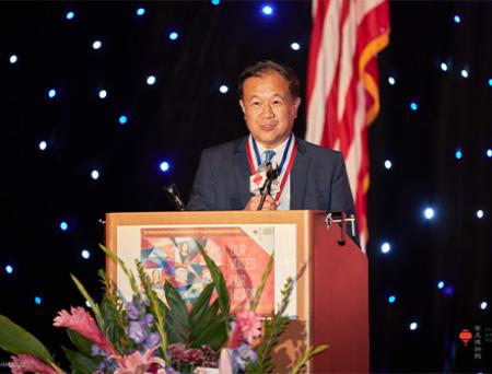 国泰银行总裁兼首席执行长刘昌明在「历史缔造者颁奖典礼」晚会的舞台上领奖，并在讲台后面发表演讲。