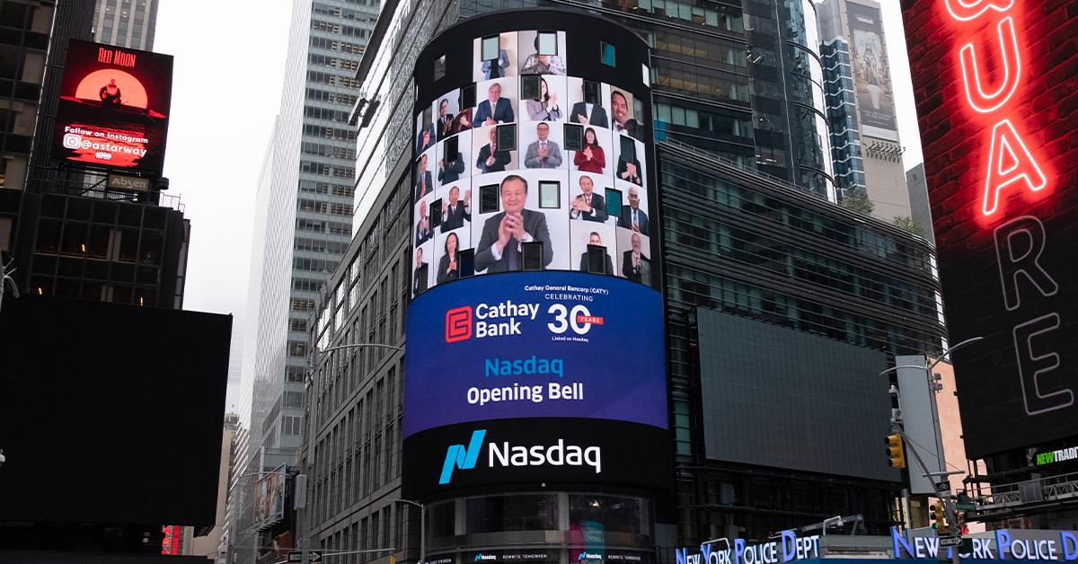 Cathay Bank celebra el 30.° aniversario de cotización en Nasdaq de Cathay General Bancorp con ceremonia de timbre virtual. 