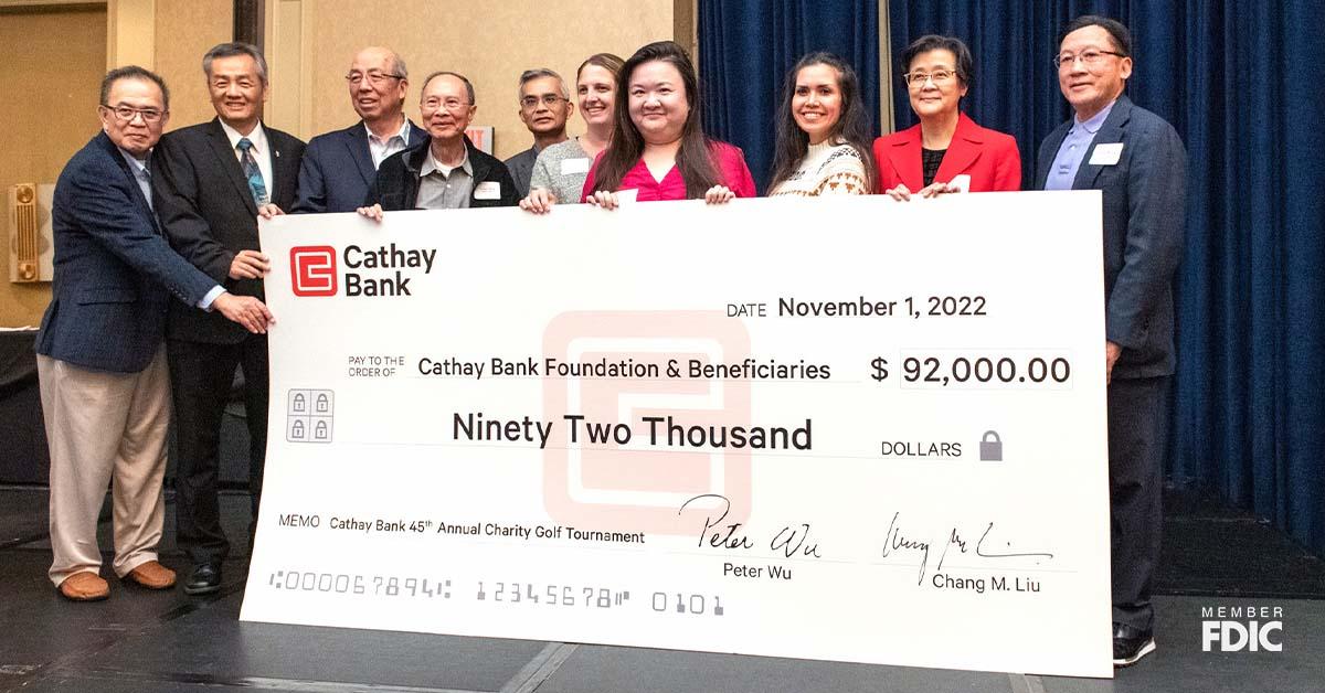 Cathay Bank entrega un cheque de $92,000 a representantes de organizaciones locales sin fines de lucro que se beneficiarán de los fondos recaudados en el torneo de golf del banco.