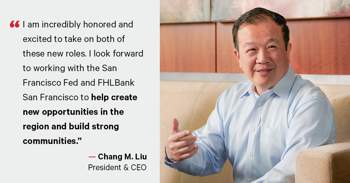 El presidente y CEO de Cathay Bank, Chang M. Liu, se sienta a charlar con otros durante una reunión de negocios.