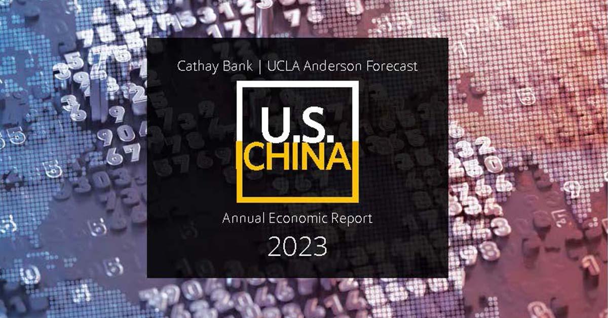 El logotipo de Cathay Bank y UCLA Anderson Forecast for the U.S.-China Economic Report para 2023 se encuentra en una imagen de un mapa mundial con diseño numérico.