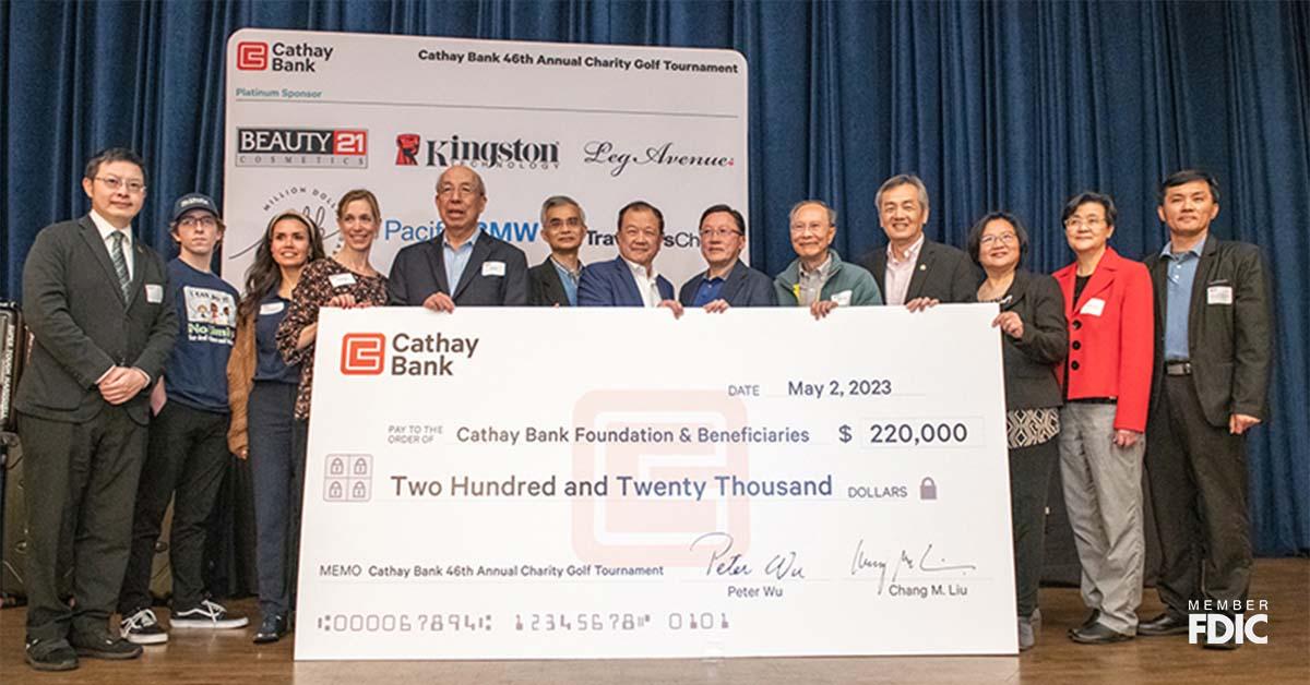 Cathay Bank entrega un cheque de $220,000 a representantes de organizaciones locales sin fines de lucro que se beneficiarán de los fondos recaudados en el torneo de golf del banco.