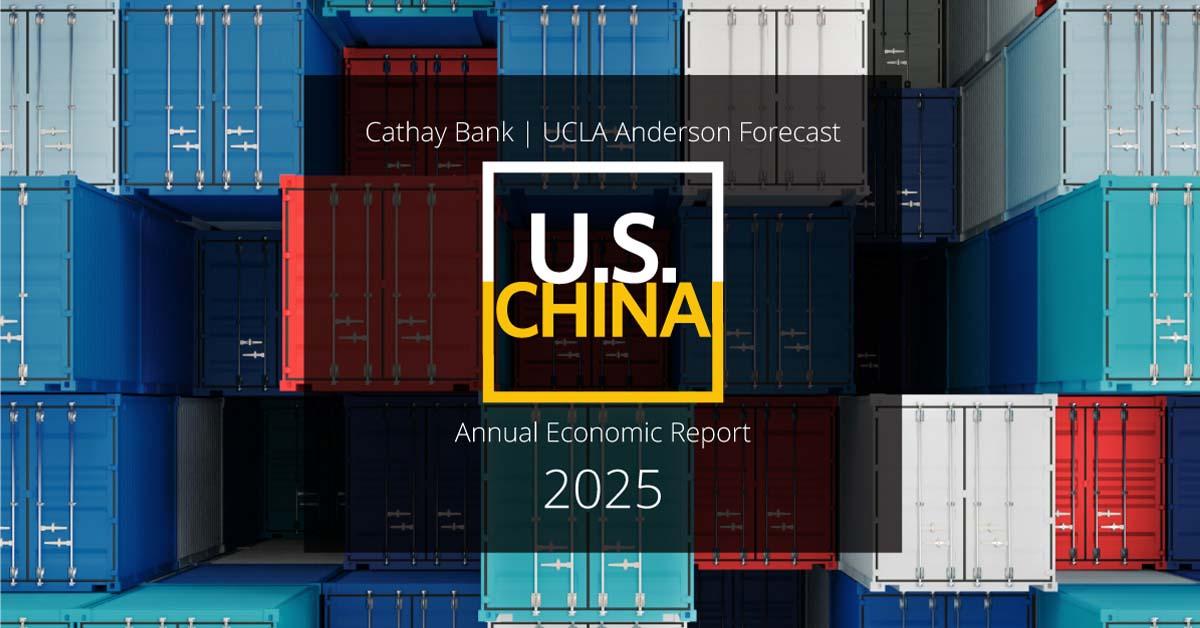 Un logotipo de UCLA Anderson Forecast entre Estados Unidos y China flota sobre contenedores de envío frente a un puerto de Estados Unidos.