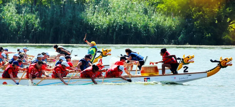 Cathay Bank team participated in the Hong Kong Dragon Boat Festival in New York.