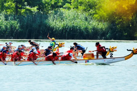 Cathay Bank team participated in the Hong Kong Dragon Boat Festival in New York.