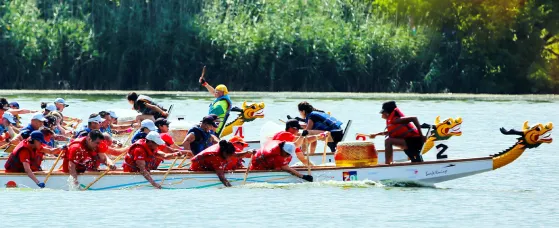 Cathay Bank team participated in the Hong Kong Dragon Boat Festival in New York.